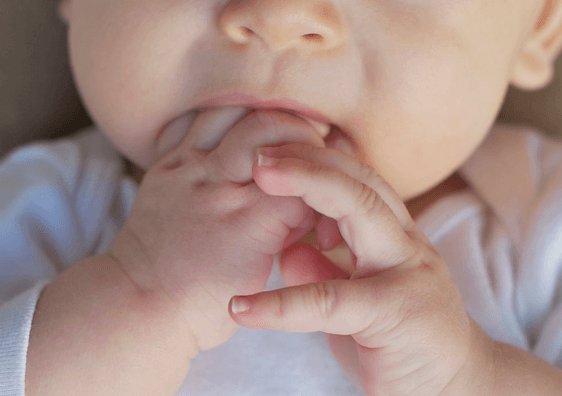 5 mënyra efektive për të lehtësuar daljen e dhëmbëve te bebet