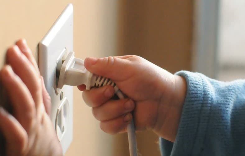 Rryma elektrike prek fëmijën: Ç'duhet të bëni menjëherë dhe si ta parandaloni