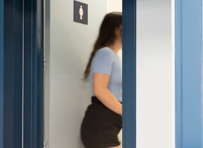 Pse gratë shtatzënë ndihen sikur duan të urinojnë çdo pesë minuta (& çfarë ndihmon për këtë)