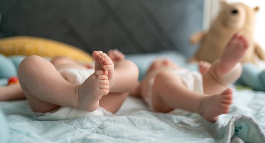 Si të kujdeseni për binjakët e porsalindur